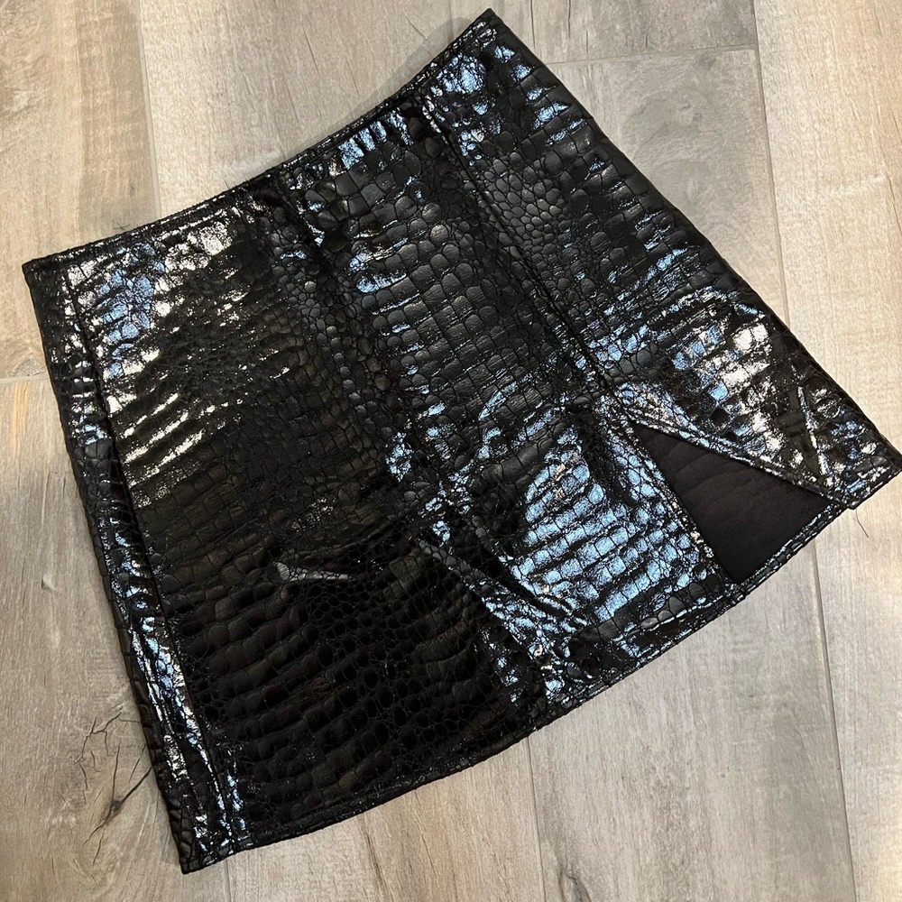 MOTEL ROCKS MEDIUM LEATHER SKIRT W SNAKE DETAILING AND SIDE SLIT